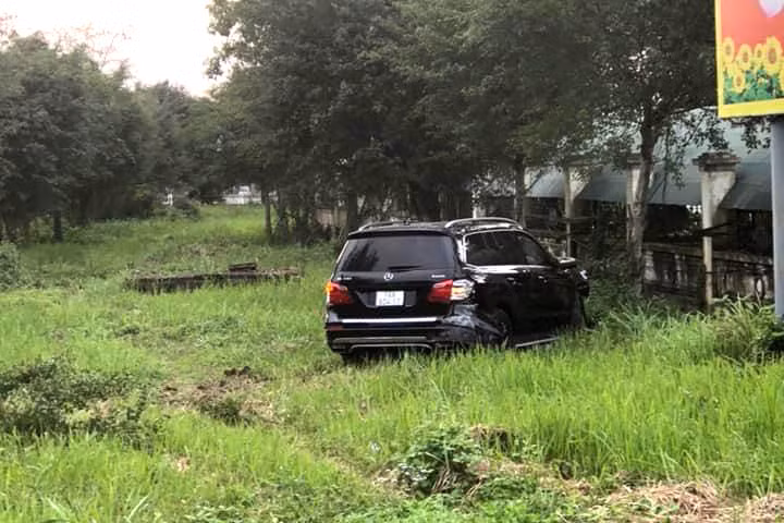 Xe Mercedes huc vao nha dan roi gay tai nan lien hoan, mot nguoi tu vong-Hinh-5