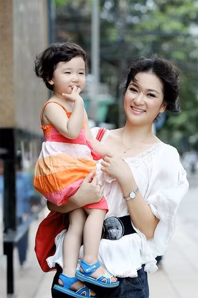 Con gái xinh đẹp của các nàng Hậu đình đám nhất showbiz Việt - Hình 2 Con gai xinh dep cua cac nang Hau dinh dam nhat showbiz Viet-Hinh-2