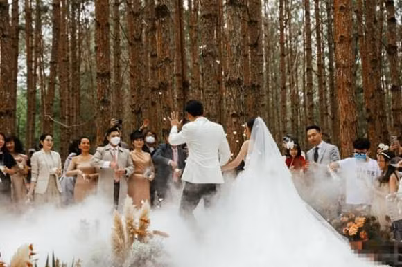 Thiếu gia từng nghi hẹn hò Tiểu Vy lấy vợ, tổ chức chuỗi đám cưới khủng - Hình 12 Thieu gia tung nghi hen ho Tieu Vy lay vo, to chuc chuoi dam cuoi khung-Hinh-12