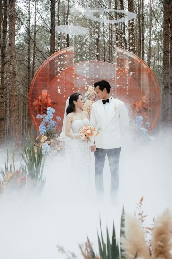 Thiếu gia từng nghi hẹn hò Tiểu Vy lấy vợ, tổ chức chuỗi đám cưới khủng - Hình 9 Thieu gia tung nghi hen ho Tieu Vy lay vo, to chuc chuoi dam cuoi khung-Hinh-9