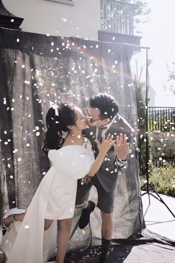 Thiếu gia từng nghi hẹn hò Tiểu Vy lấy vợ, tổ chức chuỗi đám cưới khủng - Hình 17 Thieu gia tung nghi hen ho Tieu Vy lay vo, to chuc chuoi dam cuoi khung-Hinh-17