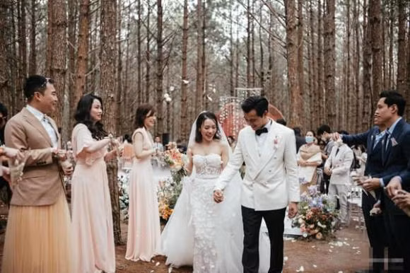 Thiếu gia từng nghi hẹn hò Tiểu Vy lấy vợ, tổ chức chuỗi đám cưới khủng - Hình 13 Thieu gia tung nghi hen ho Tieu Vy lay vo, to chuc chuoi dam cuoi khung-Hinh-13
