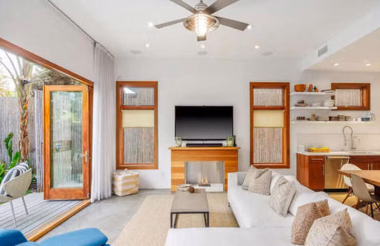 Nằm trong con đường đi bộ đến bãi biển của Venice Beach, căn hộ này là nơi hoàn hảo để tránh xa tất cả ồn ào.