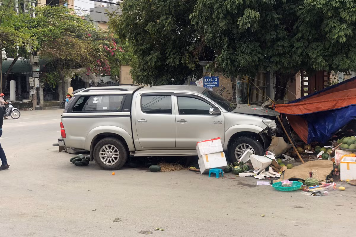 Ông Nguyễn Đức Cường, Chi cục trưởng Chi cục Thủy sản Thanh Hóa (thuộc Sở NN-PTNT Thanh Hóa) cho biết, thời điểm xảy ra tai nạn xe đang chở ông và đoàn lên sân bay đi công tác Nha Trang.