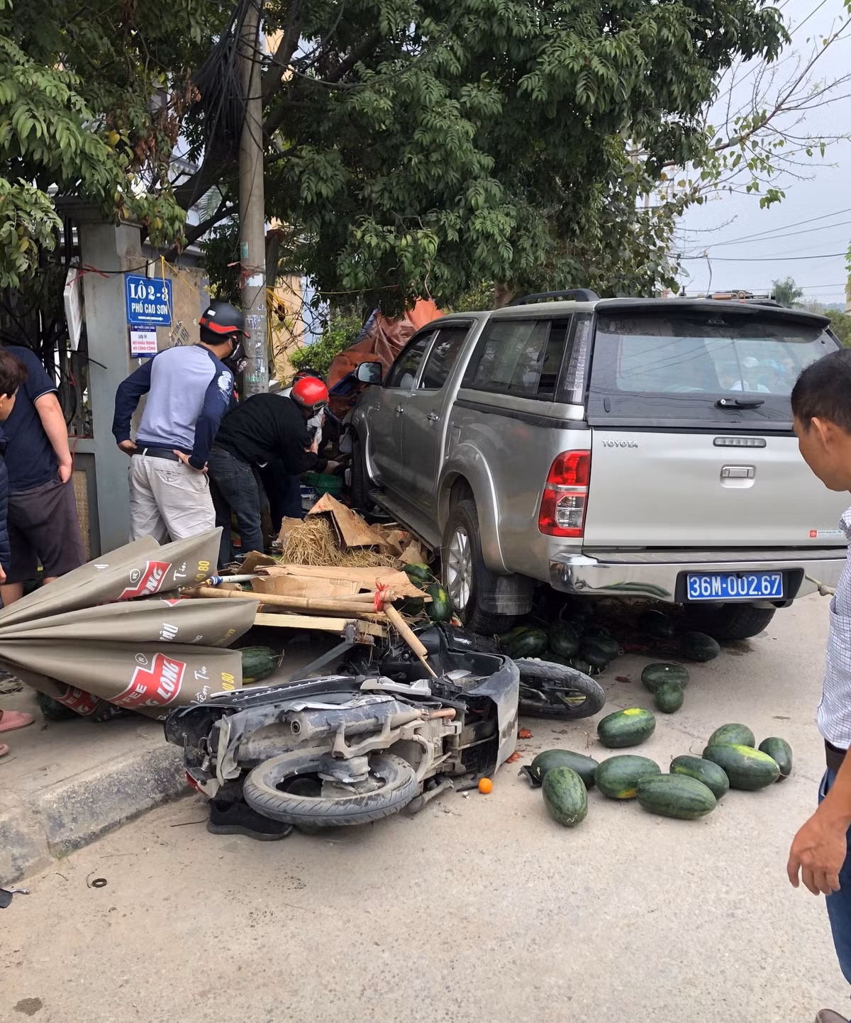 Hai người bán hoa quả bị mắc kẹt ngay trên đầu xe và tử vong. Ảnh CTV