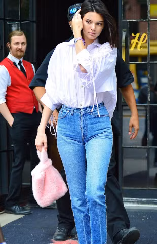 Kendall Jenner có loạt công thức diện áo sơ mi đơn giản nhưng cực kỳ sang xịn mịn - Hình 4 Kendall Jenner co loat cong thuc dien ao so mi don gian nhung cuc ky sang xin min-Hinh-4