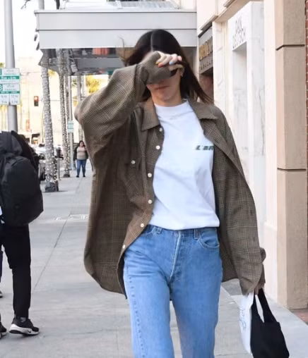 Kendall Jenner có loạt công thức diện áo sơ mi đơn giản nhưng cực kỳ sang xịn mịn - Hình 2 Kendall Jenner co loat cong thuc dien ao so mi don gian nhung cuc ky sang xin min-Hinh-2
