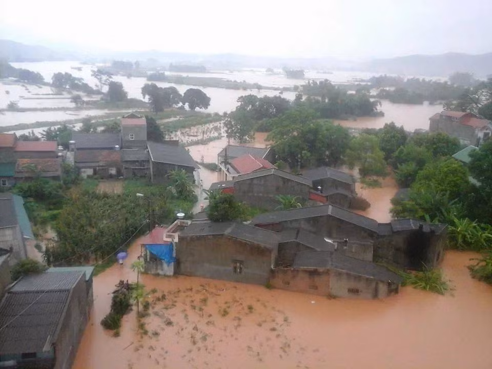Hàng chục hộ dân đã phải sơ tán để đảm bảo tính mạng về người và tài sản. Theo thống kê chưa đầy đủ, trận mưa lũ vượt mức báo động 3 khiến tỉnh Lạng Sơn thiệt hại nặng nề, khoảng 2.000ha hoa màu bị hư hỏng, hơn 15.000m3 đất đá sạt lở xuống đường, nhiều khu vực bị cô lập, đã có 3 người chết và 1 người bị thương...