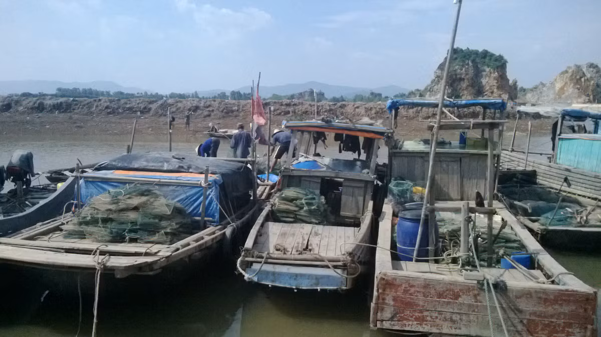 Ngư dân thu xếp đồ nghề đánh cá trước khi rời tàu tại Cảng Hoàng Tân (Thị xã Quảng Yên, Quảng Ninh).