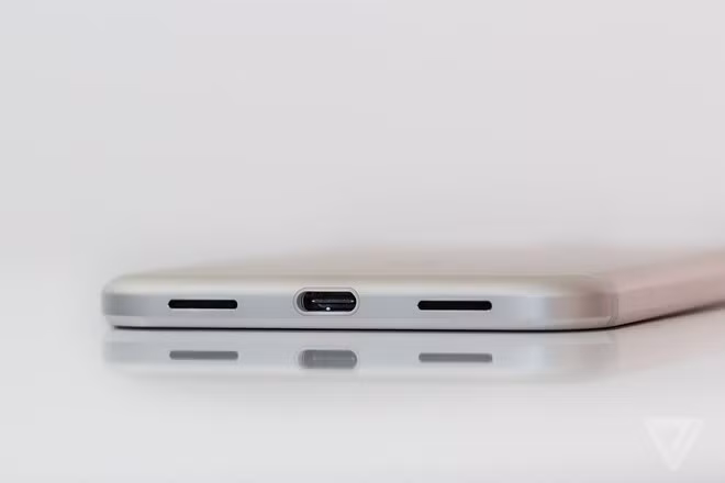 Google Pixel và Pixel XL dùng kết nối USB-C, hai dải loa đối xứng ở cạnh dưới.