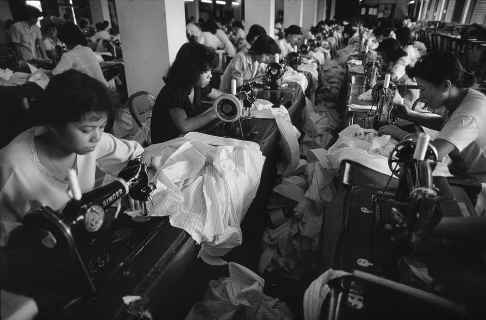 Nữ công nhân tại một nhà máy dệt may ở TP HCM. May mặc được xác định là một trong những ngành xuất khẩu chủ lực của Việt Nam từ thời kỳ Đổi Mới.