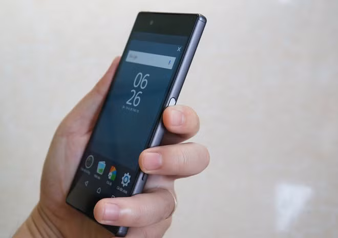 Hơn 7 triệu đồng là mức giá tốt cho một sản phẩm như Xperia Z5. Máy có thiết kế mang nhiều nét đặc trưng của Sony, camera 23 megapixel lấy nét theo chuyển động. So với các model đời mới như Xperia X hay XZ, Z5 không thua kém nhiều về mặt trải nghiệm, chỉ khác biệt thiết kế.