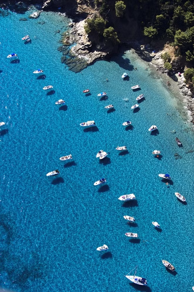 Thuyền trên một vịnh nhỏ ở St Tropez.