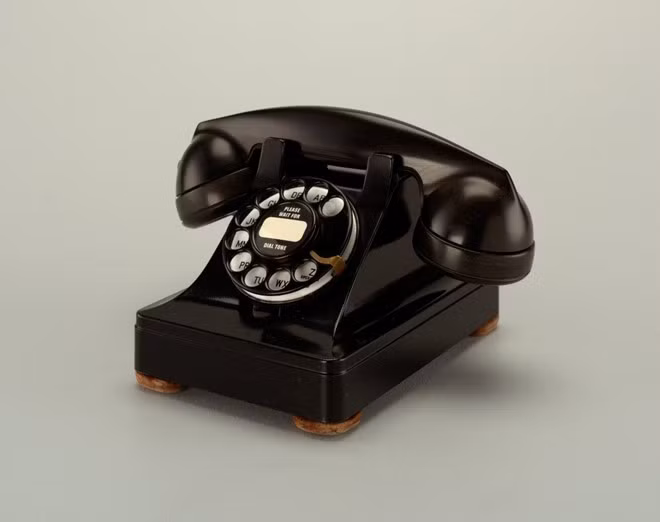 Những năm 1930, nhà thiết kế Henry Dreyfuss đã tạo ra thiết bị có tên Model 302, đây được cho là chiếc điện thoại hiện đại đầu tiên.