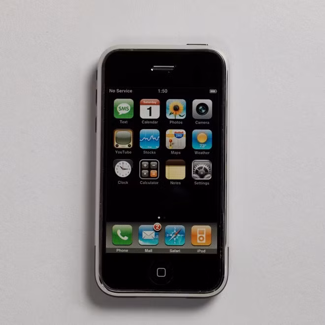 Lần đầu ra mắtnăm 2007, iPhone thay đổi hoàn toàn khái niệm thiết kế điện thoại. Mặc dù điện thoại màn hình cảm ứng đã xuất hiện từ trước đó, giao diện cùng vẻ ngoài của iPhone đã tạo ra cuộc cách mạng về thiết kế điện thoại di động.