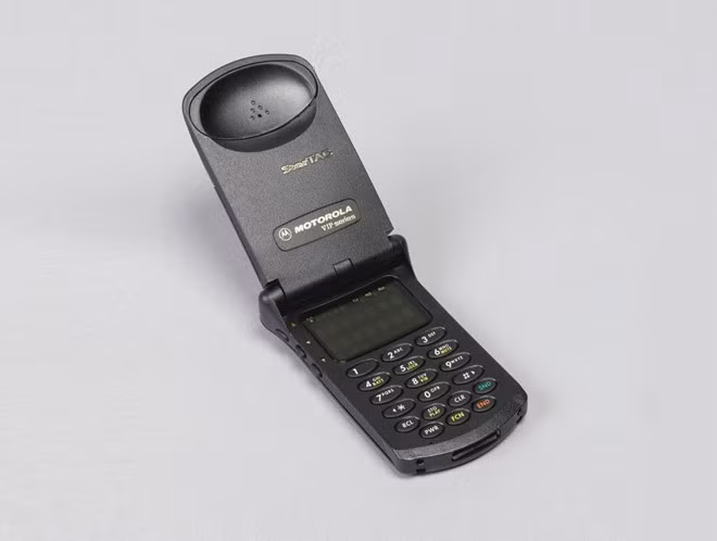 Hai năm sau, Motorola tung ra StarTAC, mẫu điện thoại nắp gập nhỏ gọn màu xám với màn hình và phím hình bầu dục.