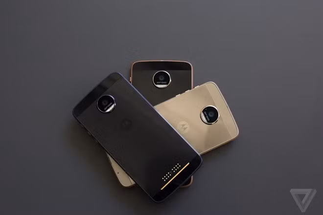  Moto Z Force: LG là hãng sáng tạo ra điện thoại module còn Moto nâng tầm dòng điện thoại này với hàng loạt module sáng tạo để chụp ảnh, bổ sung pin hoặc nâng cấp trải nghiệm âm thanh với MotoMods. Z Force có độ mỏng 6,99mm nhưng vẫn trang bị pin dung lượng 3.500 mAh. Máy có cấu hình mạnh mẽ với màn hình 5,5 inch Quad HD, chip 820 và RAM 4 GB.