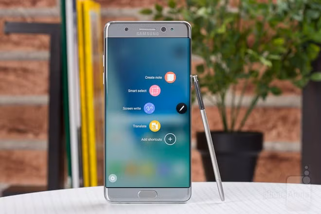  Samsung Galaxy Note 7: Các thông số tương đồng S7 edge nhưng có thiết kế nam tính hơn, bổ sung bút S Pen với khả năng đa nhiệm mạnh mẽ, lẽ ra Note 7 mới là di động Android số một nếu không vướng scandal lỗi pin. Mặc dù Samsung đang xắn tay mạnh mẽ khắc phục nhưng rõ ràng không dễ để lấy lại niềm tin của người tiêu dùng.