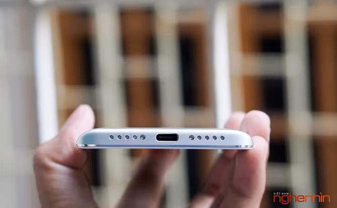 Đáy máy là vị trí của cổng USB Type-C và 2 dãy lỗ thoát âm loa ngoài nằm đối xứng.