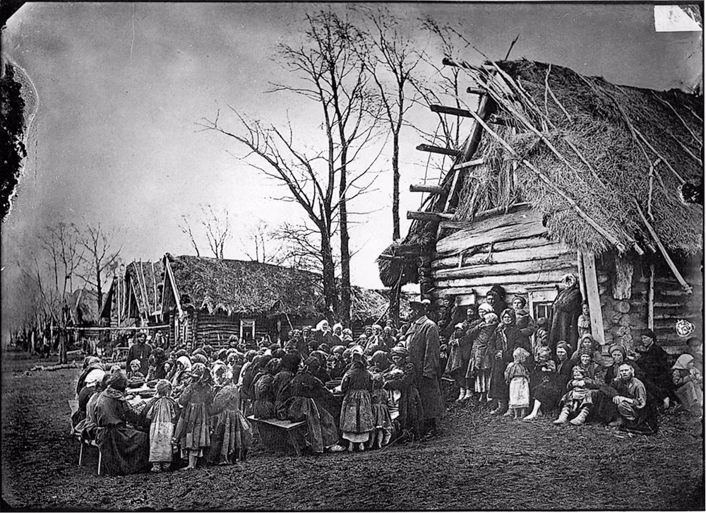Loạt ảnh về những năm đói kém ở vùng Nizhny Novgorod, nước nga Sa Hoàng giai đoạn 1891-1892: Bữa ăn tập thể của dân làng Pralevke ở hạt Lukoyanovskoye.