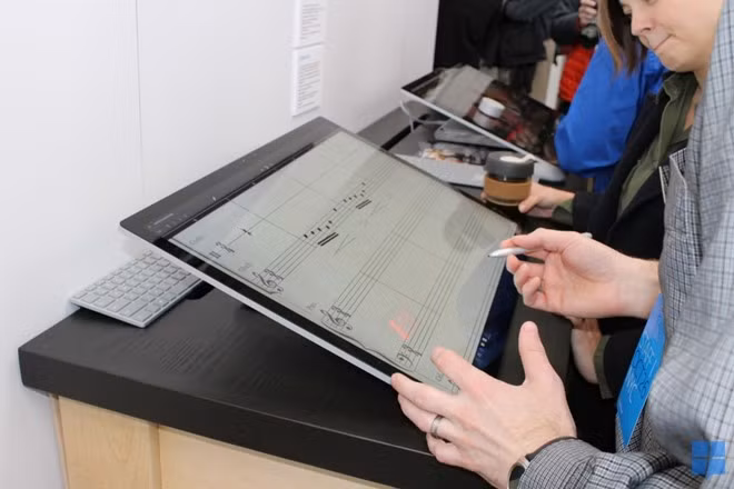 Khi cần thiết, máy có thể chuyển sang chế độ "tablet", giúp viết, vẽ dễ dàng hơn, Microsoft cũng cung cấp bút cảm ứng dùng cho các mục đích này.