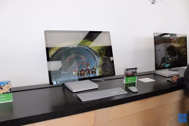 Màn hình dùng tỷ lệ 3:2, 192 pixel/inch, dùng chip xử lý Intel thế hệ thứ 6 và GPU Nvidia GTX 980M. Microsoft cho biết màn hình này mở rộng dải màu, phù hợp với các nhiếp ảnh gia, làm thiết kế hoặc dựng phim.