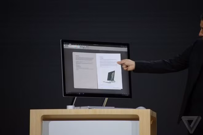 Màn hình cảm ứng kích thước 28 inch, 13,5 triệu pixel, nhiều hơn 63% so với các TV 4K, theo Microsoft.