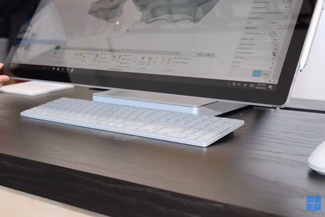 Đế của Studio được làm bằng nhôm cao cấp, với lớp mạ chrome cho nó chìm vào nền đằng sau. Đế này có thể được điều chỉnh ở mức 20 độ, phù hợp nhiều tư thế làm việc.