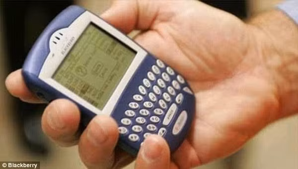  BlackBerry 6210: Ở thời điểm 2003, những ai muốn sở hữu bàn phím QWERTY thường mơ về mẫu BlackBerry 6210. Lớp vỏ nhựa đầy màu sắc cùng phím cứng độc đáo đã giúp “Dâu đen” nổi tiếng. Sản phẩm này đã làm thay đổi thị trường điện thoại thế giới lúc bấy giờ.