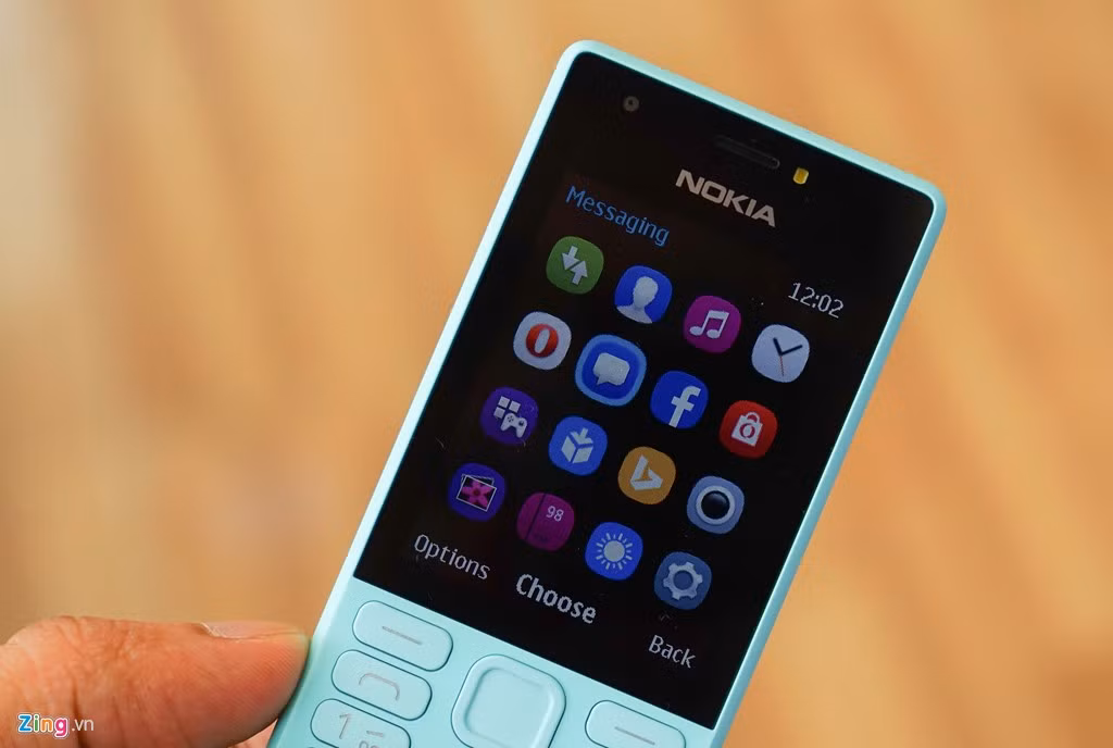 Nokia 216 có màn hình 2,4 inch độ phân giải QVGA. Máy có camera trước có cùng độ phân giải VGA với camera sau. Mẫu di động này chạy trên nền tảng Nokia Series 30+, hỗ trợ sẵn các tính năng đa phương tiện như nghe FM, phát nhạc Mp3. Máy được cải sẵn ứng dụng Facebook và trình duyệt Opera.