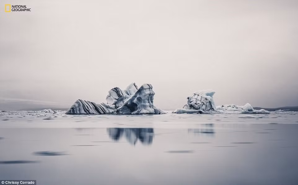 Khung cảnh kỳ ảo của băng giá ở Iceland trên nền trời màu xám. Ảnh: Chrissy Corrado.