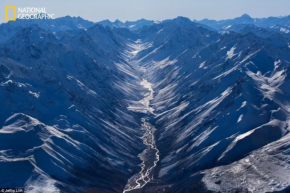 Bức ảnh chụp từ một chiếc máy bay nhỏ thu lại hình ảnh thung lũng đóng băng tại Mount Cook, New Zealand vào mùa đông. Ảnh: Jeffry Lim.
