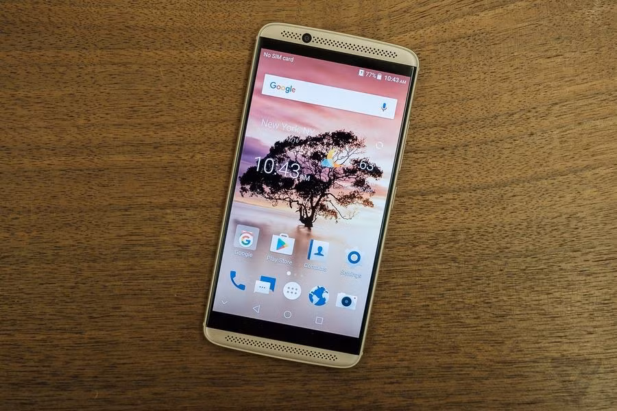  ZTE Axon 7/ 7 mini: Người dùng có thể mua một chiếc Axon 7 màn hình 5,5 inch với chip Snapdragon 820, RAM 4 GB, dung lượng lưu trữ trong 64 GB với giá 400 USD trong khi model 7 mini màn hình 5,2 inch có giá 300 USD. Điểm nhấn của 2 sản phẩm này là dải loa kép ở mặt trước với âm lượng lớn và rõ, phù hợp cho những người thích xem YouTube. Về camera, bộ đôi Axon không nổi bật so với những model như OnePlus 3.