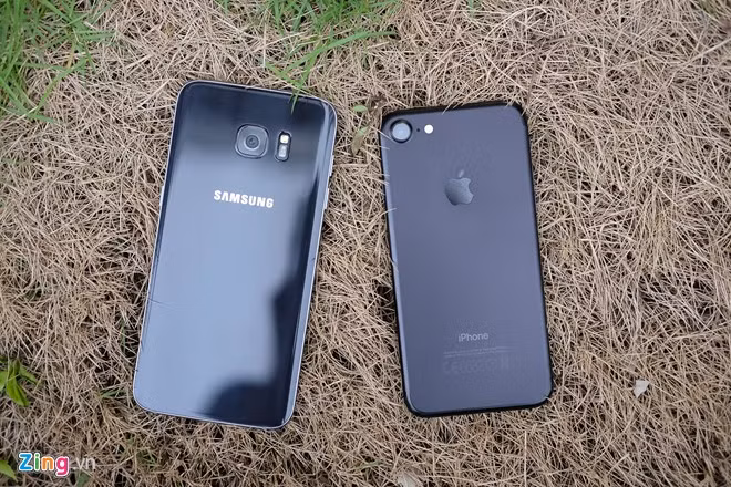 So với bản Black (đen mờ) của iPhone 7, Galaxy S7 màu đen trông bóng bẩy hơn nhờ lớp lưng kính.