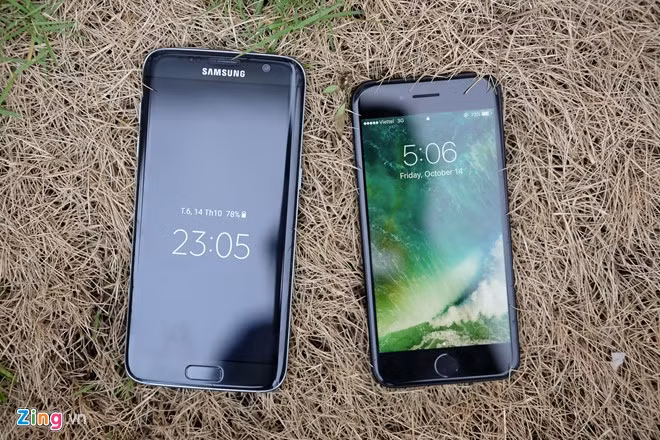 Mặt trước của Galaxy S7 edge cũng bóng bẩy và nhiều đường cong hơn. Model của Samsung có màn hình Always On, hiển thị giờ và thông tin cơ bản ngay cả khi màn hình tắt. Trong khi đó, iPhone không có tính năng này.