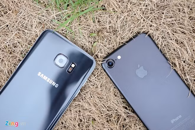Ngừng đua số megapixel, Apple lẫn Samsung đều giảm được độ dày của ống kính, mang đến những sản phẩm có camera ít lồi hơn.