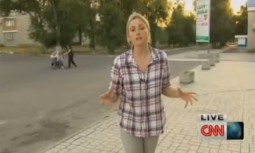 Nữ phóng viên CNN tác nghiệp ở khu vực trung tâm của Novoazovsk. (Hình ảnh cắt ra từ đoạn tin phát sóng trên kênh truyền hình CNN)