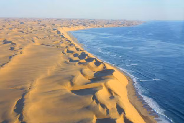 Sa mạc Namib ở vùng phía nam châu Phi. Đây là một trong những sa mạc cổ nhất thế giới và trải dọc 3 nước Namibia, Nam Phi và Angola. Một trong những điểm thu hút nhất của sa mạc Namib là Biển Cát Namin - sa mạc duy nhất nằm cạnh biển.