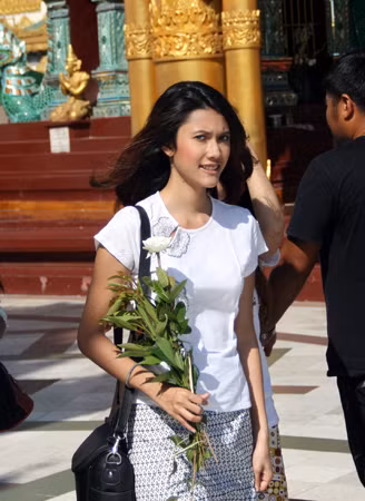 Một thiếu nữ Myanmar đi lễ Chùa Vàng.