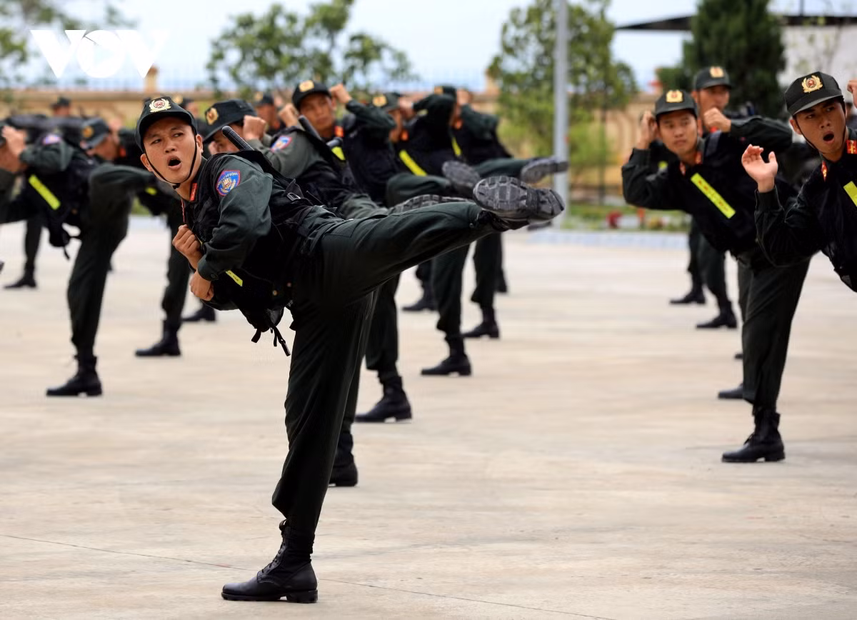 Cũng tại trại giam này, các đại biểu đã xem chương trình biểu diễn võ thuật do cán bộ, chiến sĩ Trại giam Thanh Xuân và Bộ Tư lệnh Cảnh sát Cơ động thực hiện; tham quan khu giam giữ, khu lao động, thư viện, bếp ăn, trạm y tế…và các cơ sở vật chất phục vụ giáo dục, cải tạo phạm nhân.