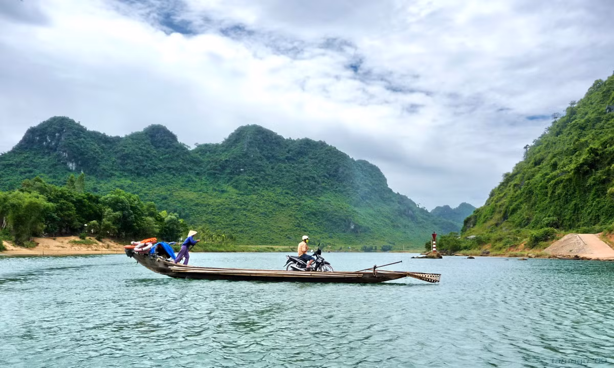 Quảng Bình: New York Times xếp thứ 8 trong danh sách 52 điểm đến lý tưởng dành cho du khách năm 2014; Tạp chí Du lịch Business Insider, Mỹ và Tạp chí National Geographic phiên bản tiếng Nga bình chọn: Hang Sơn Đoòng của Việt Nam là 1 trong 12 hang động ấn tượng nhất trên thế giới, là tour du lịch mạo hiểm đẳng cấp nhất thế giới của năm 2014.
