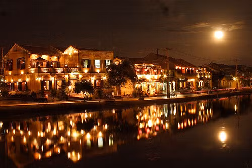 Phố cổ Hội An được Rough Guides, một trong những trang hướng dẫn thông tin du lịch lớn nhất thế giới của Anh bình chọn là 1 trong 20 địa điểm thú vị trên thế giới thích hợp cho việc trải nghiệm cuộc sống về đêm.