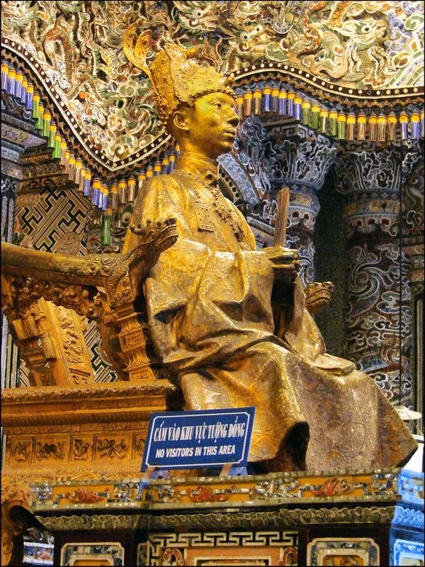 Tượng vua Khải Định trong lăng.