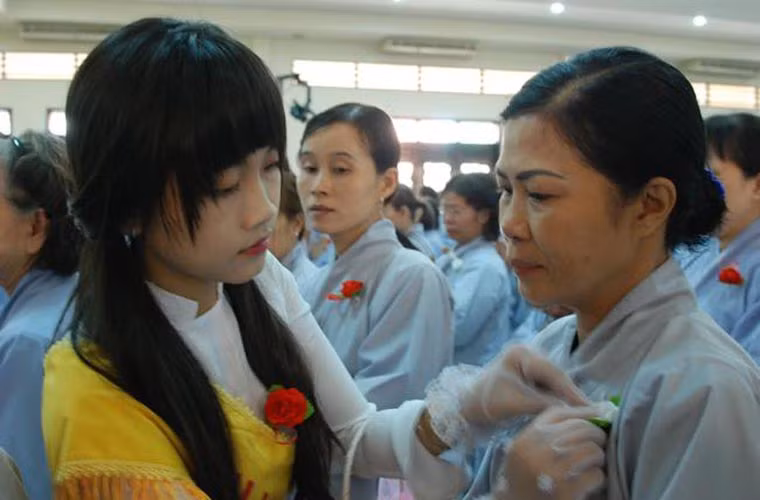 Trong ngày lễ Vu Lan, người ta thường đến chùa cầu kinh cho linh hồn mẹ được siêu thoát. Những người còn mẹ thì sẽ cài bông hồng đỏ lên trước ngực để tỏ lòng hiếu thảo, biết ơn và ngược lại, người nào có mẹ đã khuất núi thì sẽ đeo bông hồng màu trắng.