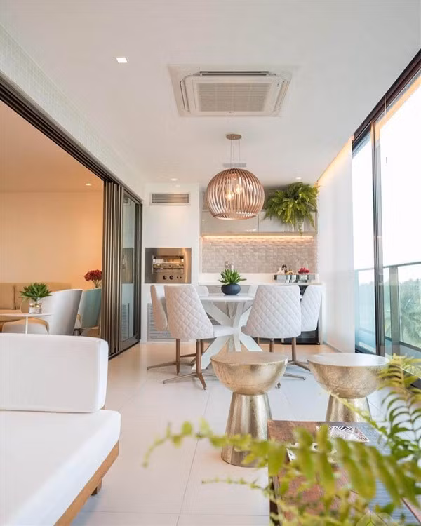 Hoặc bạn cũng có thể nghĩ đến đưa căn bếp ra ban công để tránh mùi đồ ăn khi sử dụng.