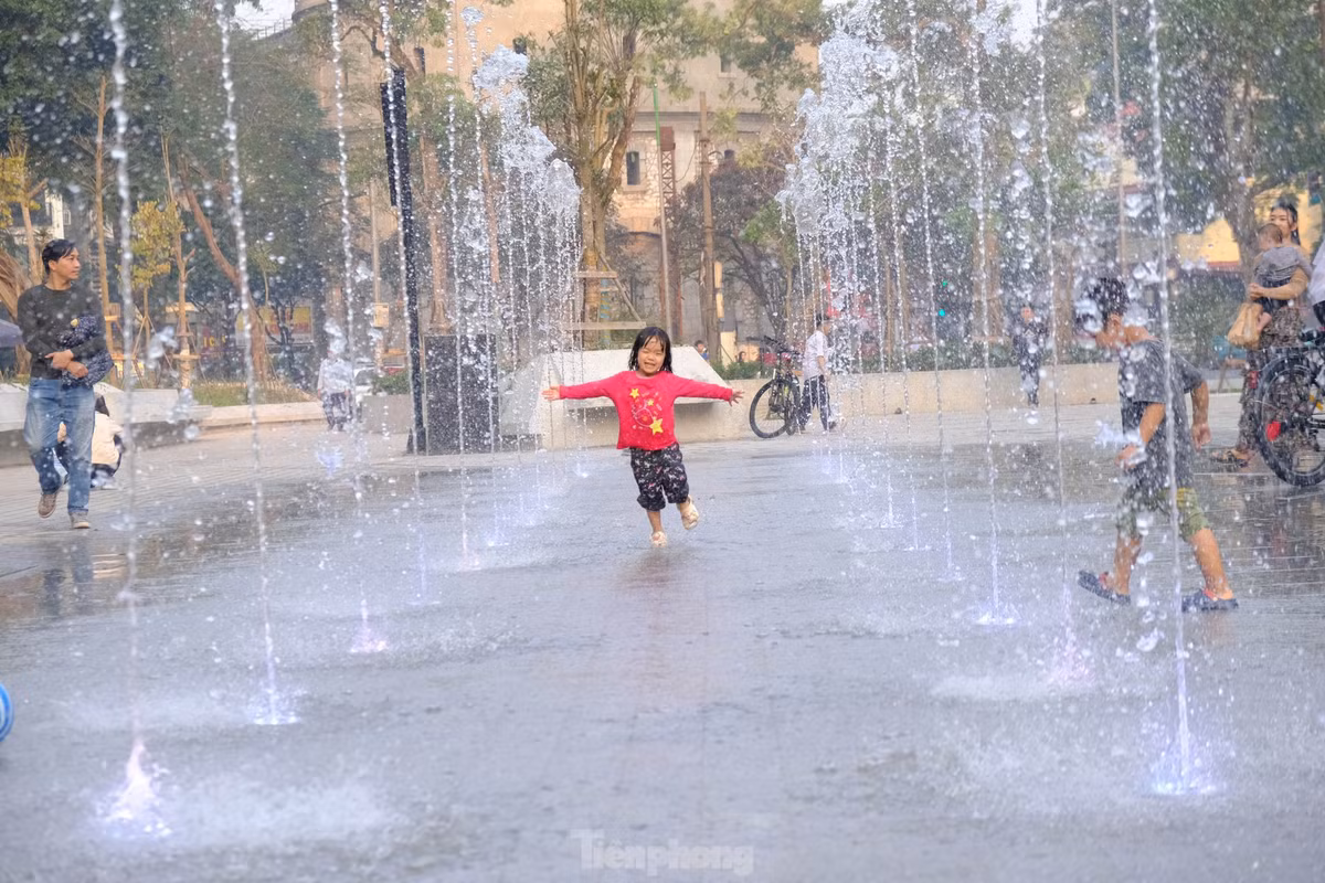 Đáng chú ý, trước tượng đài hiện là hạng mục dàn phun nhạc nước. Điều này giúp Vườn hoa Vạn Xuân tập trung nhiều trẻ em, người dân đến vui chơi hơn.