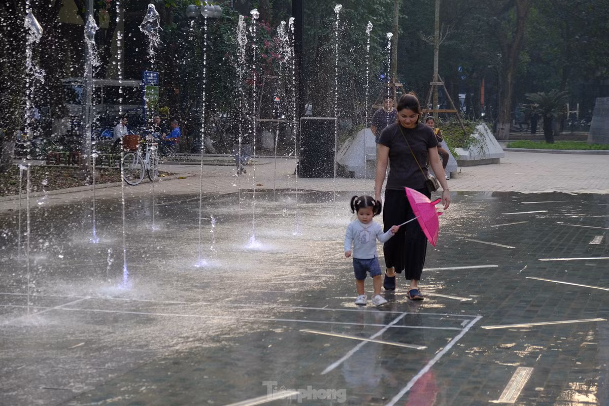 Các bậc phụ huynh quanh khu vực quận Hoàn Kiếm, Ba Đình (Hà Nội) yên tâm hơn khi có khuôn viên mới giúp các con thay đổi không khí, đồng thời nhắc nhở nhau mang theo khăn lau khô để chúng không bị cảm lạnh.