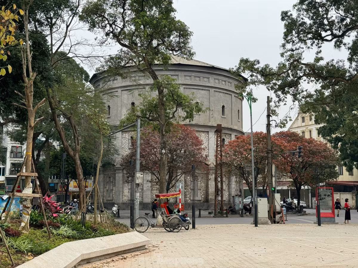 Ha Noi: Vuon hoa Hang Dau 'thay ao moi' khien du khach thich thu
