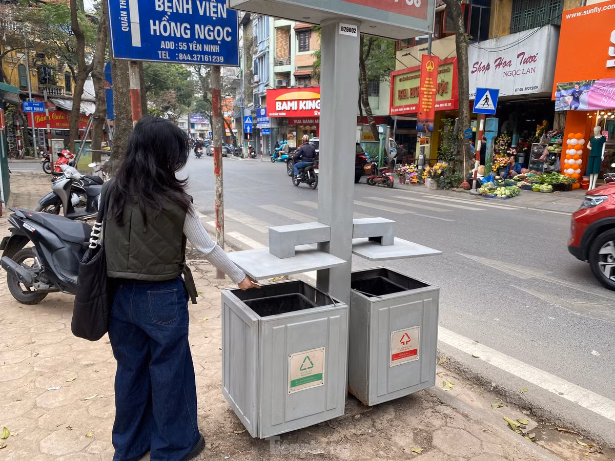 Nhiều thùng rác được sắp xếp để người dân nâng cao ý thức bảo vệ môi trường.
