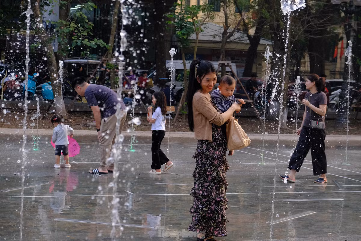 Chị Minh Anh - trú tại quận Hoàn Kiếm - cho biết: "Sinh ra và lớn lên ở Hà Nội nên tôi nhận thấy sự khác biệt rất rõ ràng của Vườn hoa Vạn Xuân sau khi cải tạo. Nơi đây sẽ trở thành một điểm đến vui chơi cho trẻ con sau giờ học căng thẳng, giúp các cháu có mong muốn vận động ngoài trời nhiều hơn thay vì ở nhà giải trí bằng điện thoại thông minh".